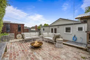 Lovely 3-Bed with Alfresco Dining in Prime Suburb - Image 3