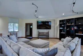 Oversized 3bd, 1.5 Ba. 3 acres, Creek access. - Image 3
