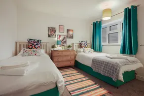 Cosy Full Home | Free Parking | Walk to Amenities - Image 2