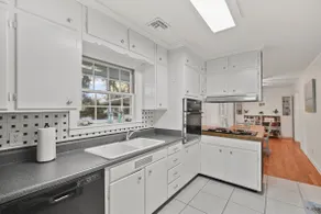 Artist's Cottage - Comfortable Pet friendly home 1 mile from the beach! - Image 2