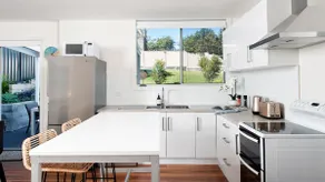 Aloha Beach House – downstairs suite near beach - Image 4