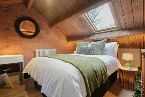 Modern 5BR Victorian Home in Liverpool - Image 2