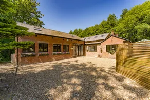 Modern 5BR Victorian Home in Liverpool - Image 3