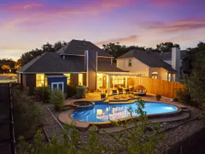 ~Stunning Designer Home~ Jacuzzi & Fire Pit - Image 2