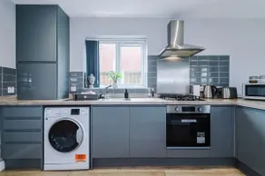 Charming Modern 3BR House - FREE Parking & Netflix - Image 5