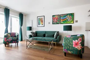 Modern and large oasis flat in Camden with patio - Image 2