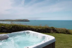 Clifftop property - panoramic views plus hot tub - Image 4