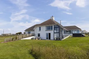 Clifftop property - panoramic views plus hot tub - Image 2