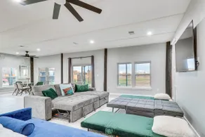 Modern Farmhouse in Del Valle: Rural Setting! - Image 5