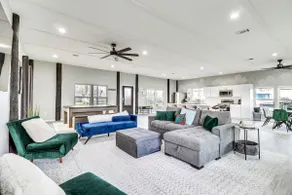 Modern Farmhouse in Del Valle: Rural Setting! - Image 3