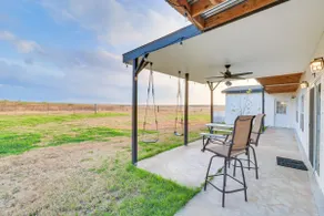 Modern Farmhouse in Del Valle: Rural Setting! - Image 2