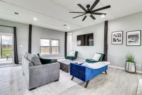 Modern Farmhouse in Del Valle: Rural Setting! - Image 4