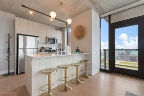 West Loop Retreat: High-End, Walk to Everything - Image 3