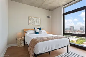 West Loop Retreat: High-End, Walk to Everything - Image 2