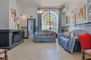 A blue house - Image 4