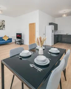 Premium 2-Bed · Town Centre · Parking · Station - Image 3