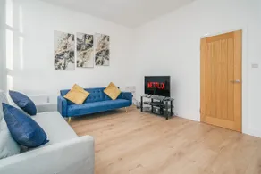 Premium 2-Bed · Town Centre · Parking · Station - Image 5
