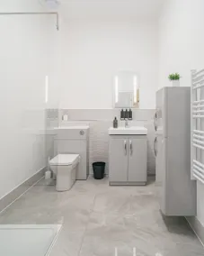 Premium 2-Bed · Town Centre · Parking · Station - Image 4