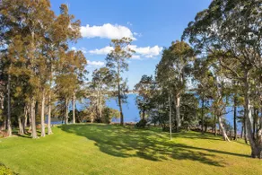 Danalene, 44a Danalene Pde - stunning waterfront property with Air Con, WI-FI, Double Lock Up Garage & Boat Parking - Image 3