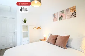 Spacious 2 Bedroom Balcony Flat with Parking and Fast WiFi - Image 4