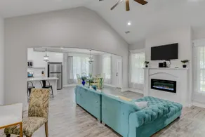 Newly Renovated Luxe West Beaumont - Image 2