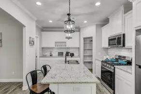 Newly Renovated Luxe West Beaumont - Image 3