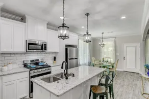Newly Renovated Luxe West Beaumont - Image 4