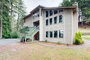 3BR with deck & in-home bar/lounge - Image 5