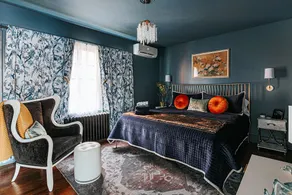Downtown Luxe Apartment - Private Bathroom - Image 2