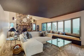 Dog-friendly hilltop estate with fireplace & incre - Image 2