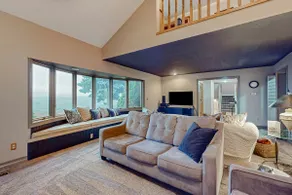 Dog-friendly hilltop estate with fireplace & incre - Image 3