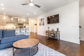6Beds + Safe & Quiet! 6min Airport & 15toDowntown - Image 4
