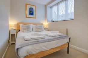 Stylish Townhouse | Work Desk + Wi-Fi | Sleeps 6 - Image 4
