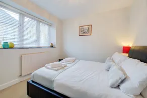 Stylish Townhouse | Work Desk + Wi-Fi | Sleeps 6 - Image 3