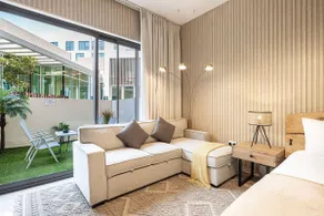 Luxurious studio apartment with private garden - Image 4