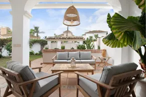 The little house by the sea - Image 2