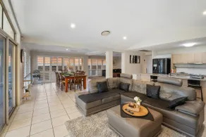4 Bedroom Spacious Cozy Family Retreat Parkinson - Image 4
