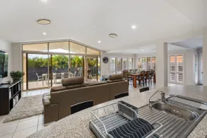 4 Bedroom Spacious Cozy Family Retreat Parkinson - Image 5