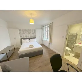 Three Bedrooms Flat Central London-Emirate - Image 2
