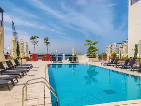 HiGuests - Stylish Waterfront Apartment With Pool in La Mer - Image 4
