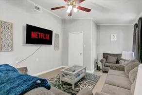 Stylish 4 bedroom home in Groves - Image 3