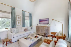 Off-Grid & Elegant Farmhouse Near Somerville Lake - Image 3