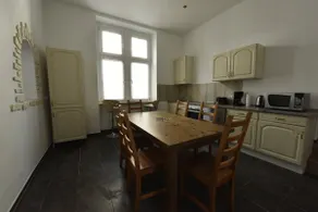 Spacious 3-room 130 sqm apartment with garden - Image 3