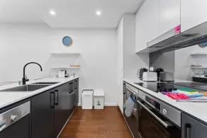 Perfect Location 1-Bed with Balcony, BBQ & Parking - Image 2