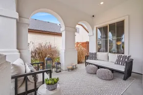 Large Modern 5 Bedroom Custom Home - Image 3
