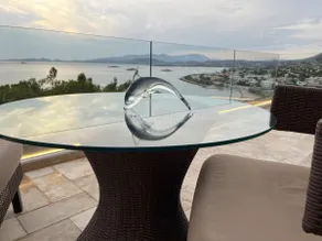 Luxurious 2-Bed Seaside Apartment in Saronida - Image 2