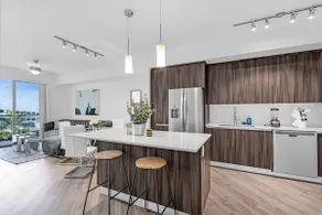 Sleek Doral Retreat 1 Bed Oasis With Free Parking - Image 2