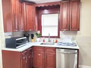 Nice big house with parking, king bed, yard - Image 3