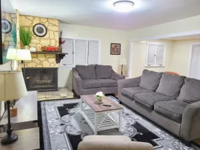 Nice big house with parking, king bed, yard - Image 2