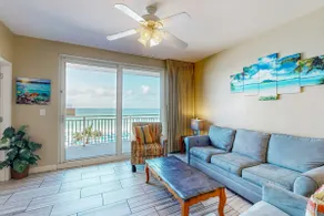Convenient first-floor vacation suite with pool & - Image 4